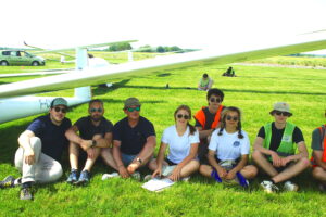 Jeunes pilotes sur le terrain de Coulommiers-Voisins lors du stage Pentecôte 2026