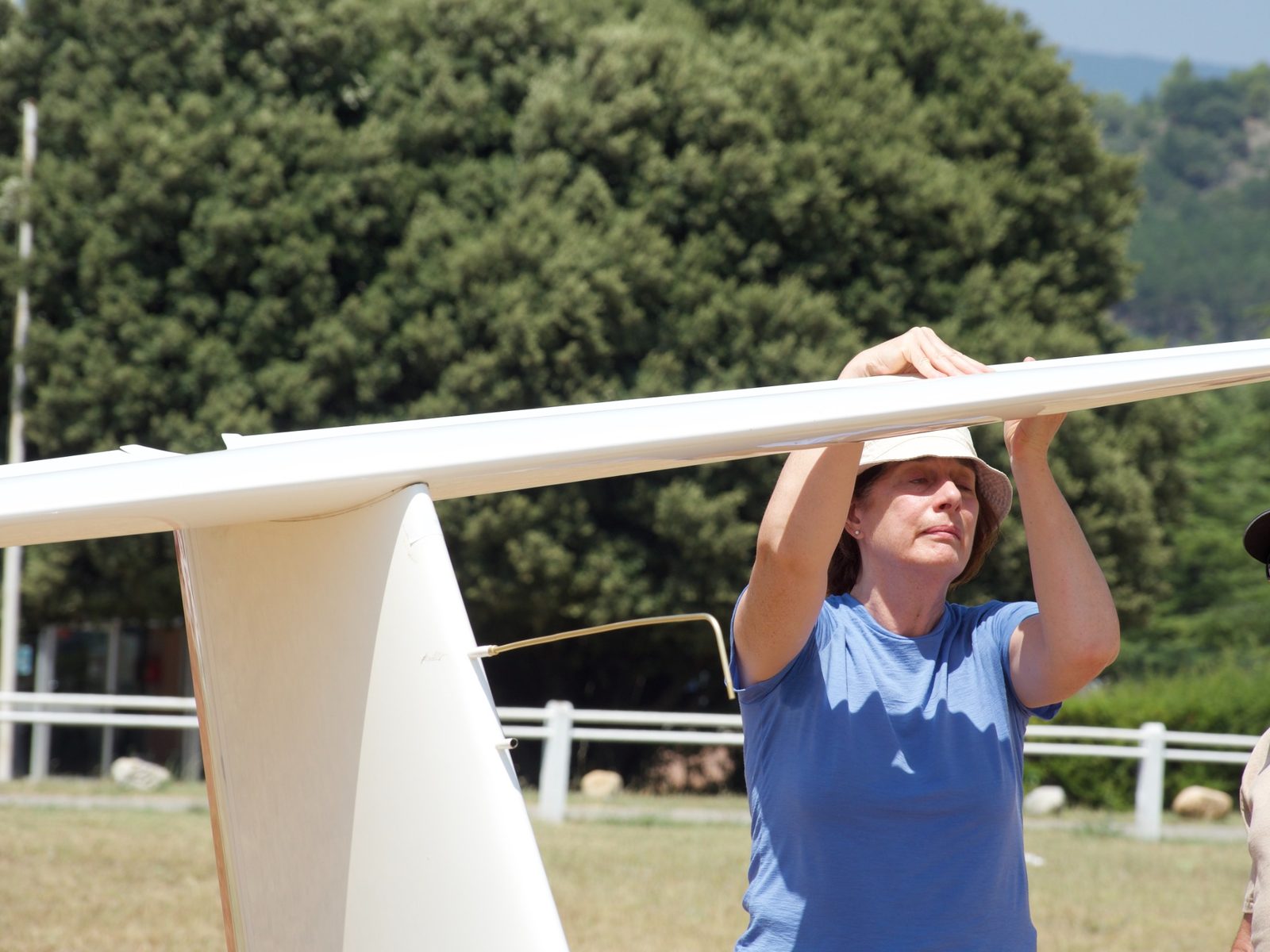 Valérie Mansard explore avec les mains l’empennage horizontal du planeur.